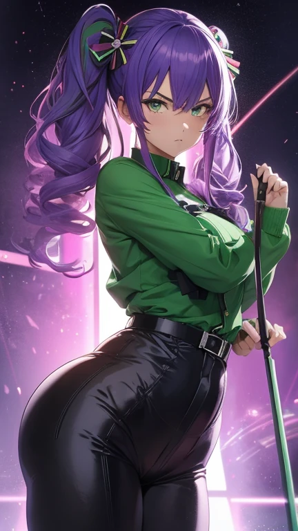 Chica de anime seria, zara, peinado de coletas de Zara, cabello morado de dos tonos, ojos verde claro, cara seria, buson enorme y redondo, hermoso cuerpo regordete, uniforme soviético verde, Cinturón de balas, Hoja en mano, pose dinámica, posición de acción