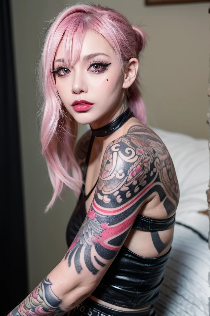 Obra maestra, 1 chica, hermoso, tatuajes, covered in tatuajes, tatuajes covering body, body being covered in tatuajes, arm tatuajes, neck tatuajes, face tatuajes, tatuajes on arms, tatuajes on neck, punk, dormitorio, top corto, fuera del hombro, dormitorio, máscara, Delineador de ojos, Ojos Humeantes, ojos ahumados, demonio, cola de caballo lateral de pelo rosa con flequillo