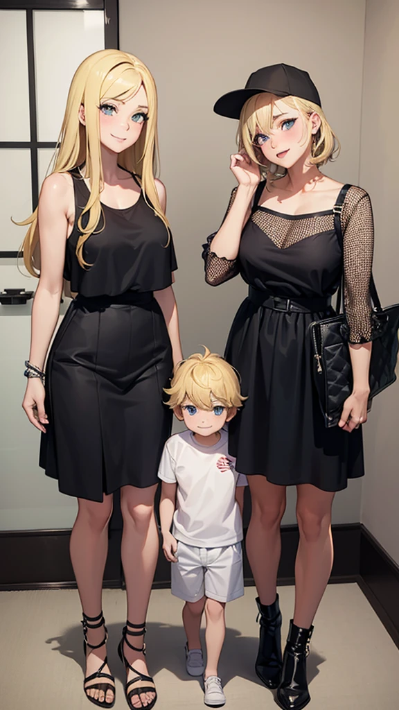 Zwei sexy Frauen schauen einen 4 Jahre alten Jungen mit blonden Haaren und Shorts an, kokettes Lächeln, Frauen haben verschiedene Haarfarben und Frisuren