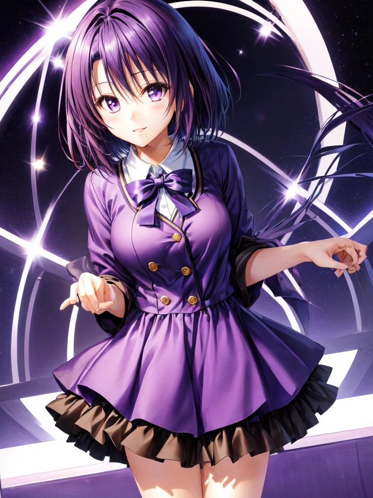 Kanade Suzu,De pie,pelo esponjoso de color morado oscuro,Ojos morados oscuros,cabello corto,uniform,la camisa negra,falda marrón