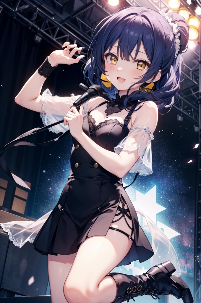 Umi Sonoda, cheveux longs, Cheveux bleus, (les yeux jaunes:1.5) (poitrine plate:1.2),happy sourire, sourire, Ouvrez la bouche,アイドルchanteurがライブscèneで熱狂的に歌うシーンのイラスト. アイドルchanteurがscène中央に立っている. アイドルchanteurはアイドル風の着物を着て ,je porte des bottes. アイドルchanteur has her hair up and is wearing a headset. アイドルchanteurがマイクを持って歌っている. アイドルchanteur&#39;L&#39;expression est sérieuse et puissante.. chanteur&#39;Ta voix est forte et belle. scèneの周りにはファンが集まる. ファンはアイドルchanteurと一緒に歌ったり踊ったりしている.tout le corpsがイラストに入るように,
casser indoors, scène,
casser looking at viewer, tout le corps,
casser (chef-d&#39;œuvre:1.2), la plus haute qualité, haute résolution, unité 8k fond d&#39;écran, (forme:0.8), (Belle attention aux détails:1.6), Visage très détaillé, éclairage parfait, CG extrêmement détaillé, (des mains parfaites, Anatomie parfaite),