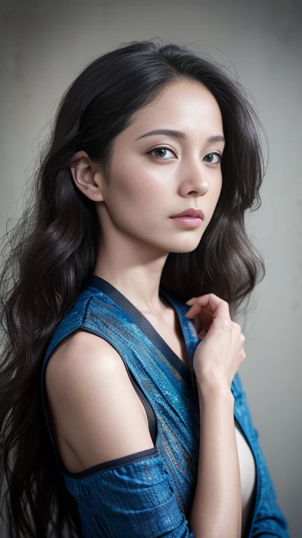 Mulher linda supermodelo com cabelos ondulados, uma mecha de cabelo com um leve destaque, Olhos azul-acinzentados, meio misto, tinta não seca, fundo colorido, fotografado por Jingna Chang.