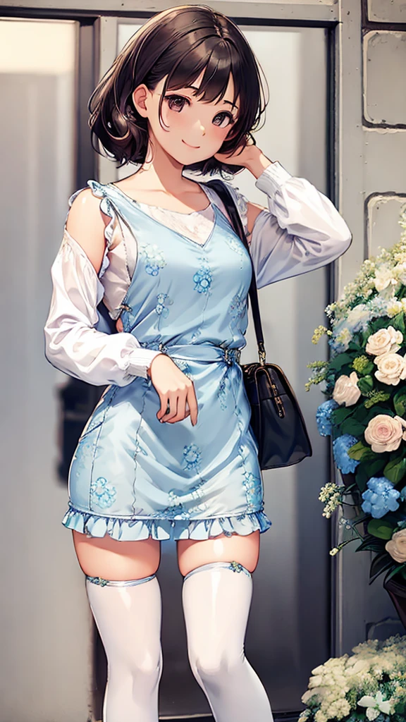 A garota está vestindo um cardigã azul claro sobre um vestido floral. O vestido é branco com estampa floral azul, e parece estar na altura do joelho. Ela usa meias pretas até a coxa e carrega uma pequena bolsa rosa. Sua pose está ligeiramente inclinada para frente, com uma mão perto do rosto e a outra segurando a bolsa. Ela tem muito tempo, cabelo castanho escuro e um sorriso gentil