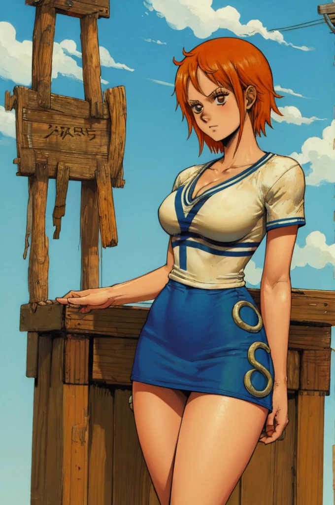 Estilo Dorohedoro, Nami de One Piece, pelo corto naranja, Camiseta blanca con rayas azules, falda corta naranja, cuerpo sexy y grueso, mar, mar beach