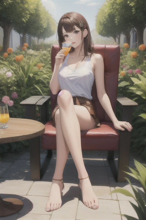 zeigt eine 25-jährige Frau, die mit übereinandergeschlagenen Beinen sitzt, ein Glas Orangensaft hält, einen braunen Lederminirock und ein weißes Tanktop trägt und in einem Gartendurchgang mit Tischen und Stühlen steht