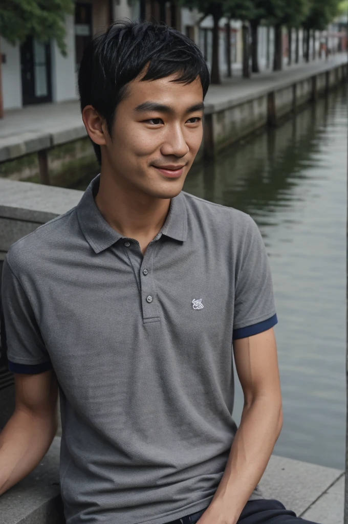 jovem asiático de camisa polo cinza sentado à beira do canal com uma expressão séria, olhando para longe Vire ligeiramente a cabeça.，dia nublado sorriso