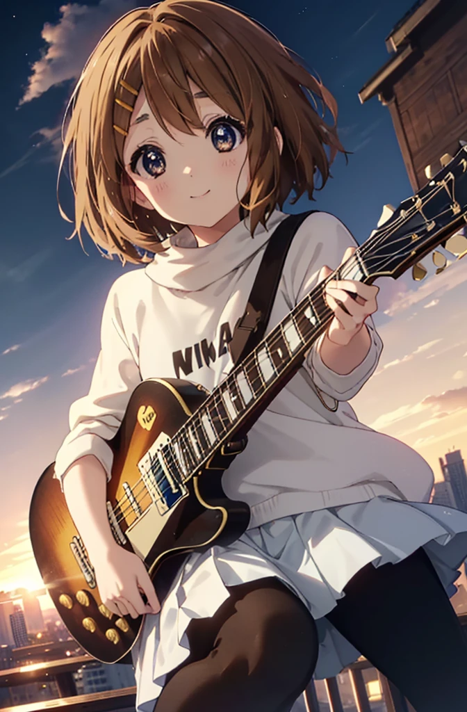 Yuihirasawa, Yui Hirasawa, cabello corto, Pelo castaño, adornos para el cabello, (Ojos cafés:1.5),rubor,sonrisa,Jersey oversize blanco,falda plisada negra,pantimedias blancas,botas cortas,Pinza para el cabello,guitar(gibson　el pablo)voltear、sonrisa、Con vistas a la ciudad desde lo alto de la colina.、Hermoso atardecer、el viento es fuerte、todo el cuerpoがイラストに入るように,
romper al aire libre, 丘 descanso mirando al espectador, todo el cuerpo、
break (obra maestra:1.2), de la máxima calidad, Alta resolución, fondo de pantalla de unidad 8k, (forma:0.8), (Bellos y bellos ojos:1.6), Cara muy detallada, Iluminación perfecta, CG muy detallado, (manos perfectas, anatomía perfecta),