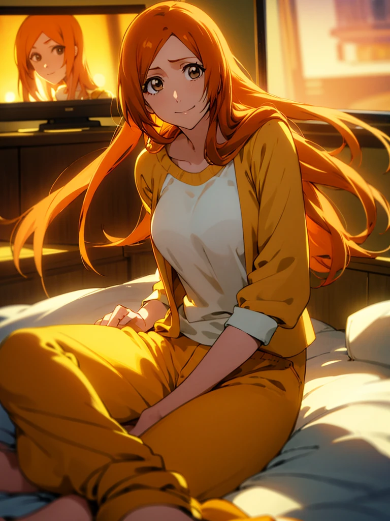 Orihime inoue, 1 garota, solteiro, sentado na cama, vestindo pijama amarelo, camisa amarela, calça amarela, Cabelo entre os olhos, cabelo longo, decoração de cabelo, olhando para o espectador, Cabelo desarrumado, cabelo laranja, solteiro, coxas, cabelo longo, ((obra de arte)), ela sorri, Sala escura, TV em segundo plano