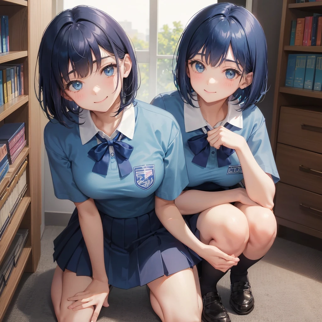 1 apenas　1 pessoa　garota do ensino médio　1 fêmea　Bobcut　cor de cabelo azul escuro　uniforme do ensino médio　Camiseta Y azul clara　manga curta　fita azul　cor de cabelo azul escuro　figura esbelta　seios grandes　retrato de corpo inteiro　学校のbiblioteca　sorrindo gentilmente　Ria um pouco　biblioteca　Agachamento　Coloque suas mãos antes de ajoelhar　Coloque as mãos no chão　