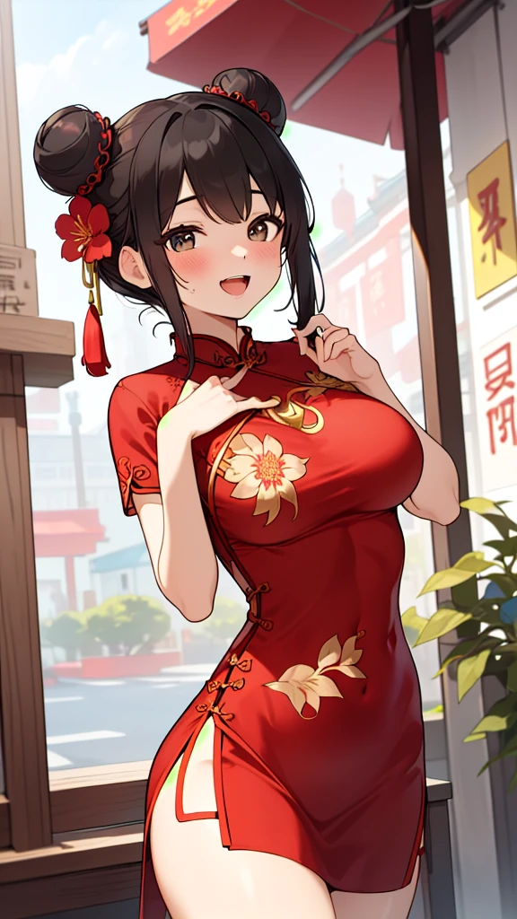 una mujer hermosa, ciudad,(Cheongsam de seda roja estándar), (bollos de flores), (hilo de bordar de oro), (SEMEJANTE), restaurante chino al aire libre, abre la boca y sonríe, ((pelo negro)), pequeño sonrojo, side, (pecho), Flexión de cadera，pechos grandes