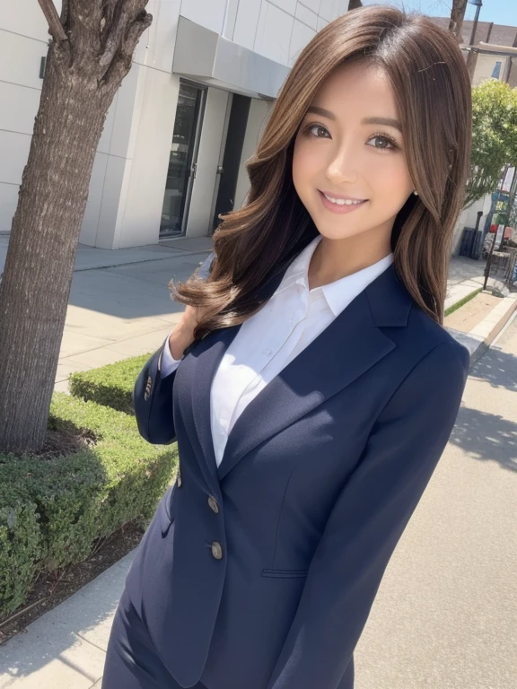 Una chica，Vestimenta profesional，Trajes pequeños，camisa，Long brown hair，Esbian por todas partes，en naturaleza、mediodía，lado del pecho，Camina desde el frente，Esbian por todas partes，vestimenta profesional conservadora，sonrisa、