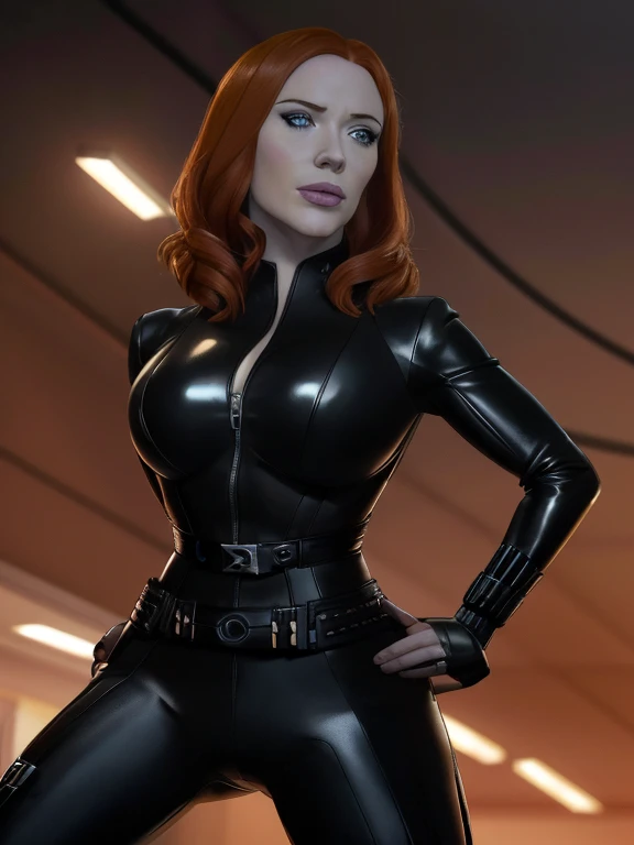 Christina Hendricks als Figur Natasha Romanoff/Black Widow aus dem Marvel Cinematic Universe, 4, kurze gewellte Frisur, orange Haarfarbe, große Brüste, Bryce Dallas Howard, helles Make-up Wimpern, prallen Lippen, Selbstbewusstes Lächeln, Wimperntusche auf den Augen. In schwarzem Glanzlederanzug und metallischem Werkzeuggürtel. dynamische pose, Aktionspose, in einer Kampfposition
