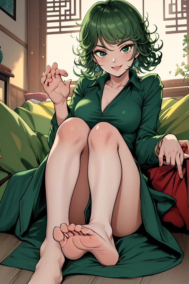 (obra-prima da arte, especialista da melhor qualidade), 1 garota , Tatsumaki,mostrando as pernas,  deslumbrante,  , dentro de casa, mini-saia verde,PAS INTEIRAS, topo verde,  mostrando pés , 5 dedos, pés descalços , perto do visualizador  , sorriso, outro, outro, pés de baixo