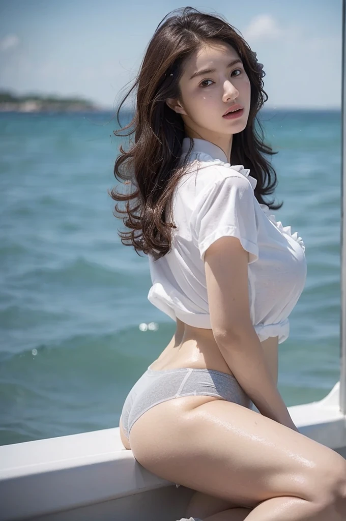 (fond gris、poils pubiens、gros seins、((Cuisses))、(((flagrant)))、cheveux bouclés、Cheveux ébouriffés、jolie femme、lycéenne、chemise blanche、Mile à volants marine、Chemise poitrine ouverte、Une chemise mouillée avec des sous-vêtements visibles、Regarder la mer、Sur le bâteau、regarder de derrière、
