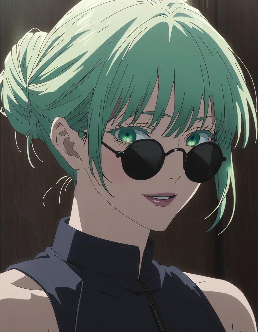 1 Mädchen, female gojo sbeioru, Anime-Screencap von Jujutsu Kaisen, gojo sbeioru female version, Allein, lang_Green Haar, Haar strands, Haar bun, Schwarze, runde Sonnenbrille, grüne Augen, getrennt_Lippen, lächelnd, suchen_bei_Zuschauer, Perfekter Hintergrund, drinnen, Seitenansicht, Weiß_Haar, bangs, Wimpern, (schwarzloses Outfit),  Haar_zwischen_Augen, flobeiing Haar, (Haar strands) ((von hinten geschossen))