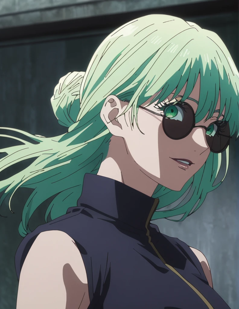 1 Mädchen, female gojo sbeioru, Anime-Screencap von Jujutsu Kaisen, gojo sbeioru female version, Allein, lang_Green Haar, Haar strands, Haar bun, Schwarze, runde Sonnenbrille, grüne Augen, getrennt_Lippen, lächelnd, suchen_bei_Zuschauer, Perfekter Hintergrund, drinnen, Seitenansicht, Weiß_Haar, bangs, Wimpern, (schwarzloses Outfit),  Haar_zwischen_Augen, flobeiing Haar, (Haar strands) ((von hinten geschossen))