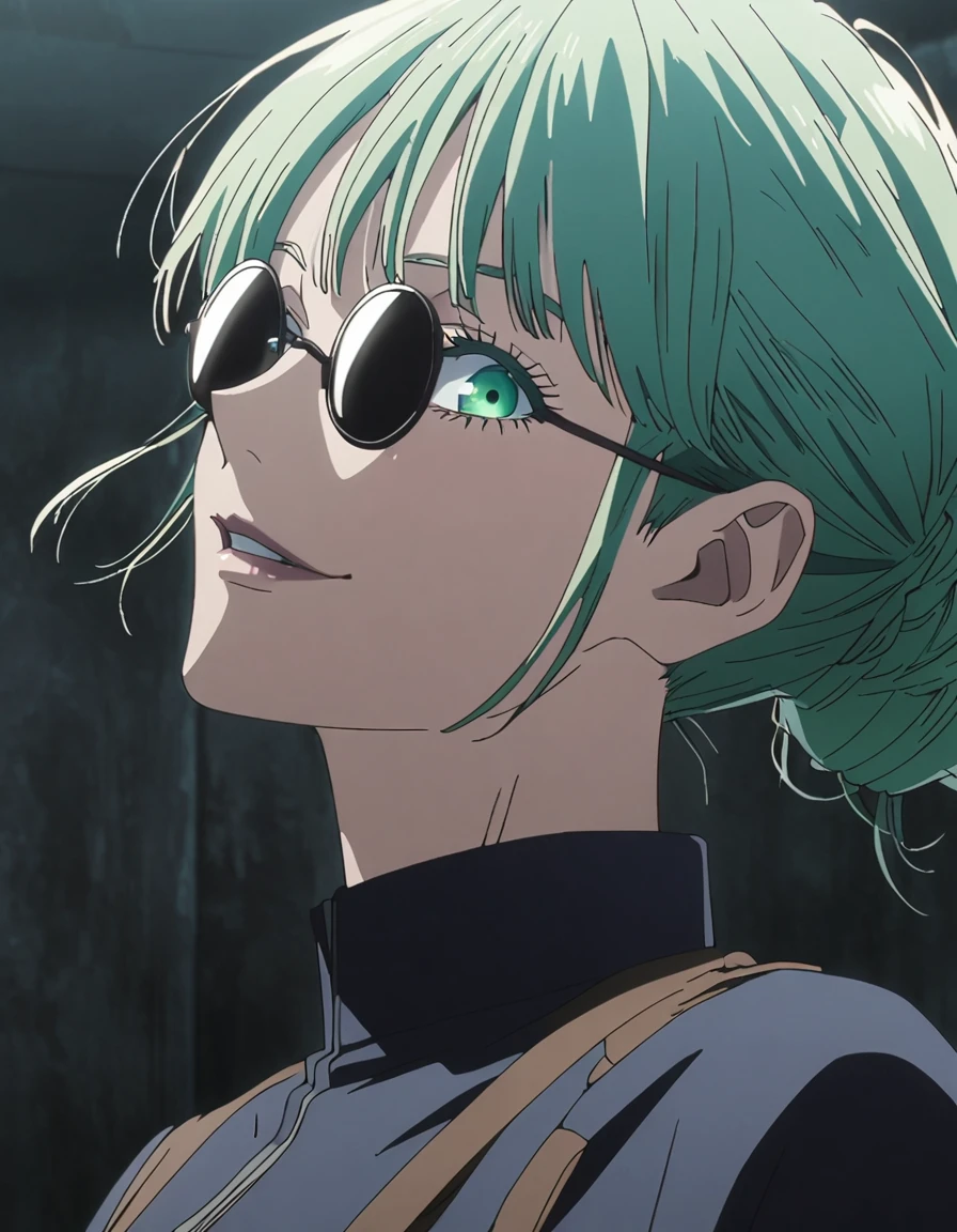 1 Mädchen, female gojo sbeioru, Anime-Screencap von Jujutsu Kaisen, gojo sbeioru female version, Allein, lang_Green Haar, Haar strands, Haar bun, Schwarze, runde Sonnenbrille, grüne Augen, getrennt_Lippen, lächelnd, suchen_bei_Zuschauer, Perfekter Hintergrund, drinnen, Seitenansicht, Weiß_Haar, bangs, Wimpern, (schwarzloses Outfit),  Haar_zwischen_Augen, flobeiing Haar, (Haar strands) 