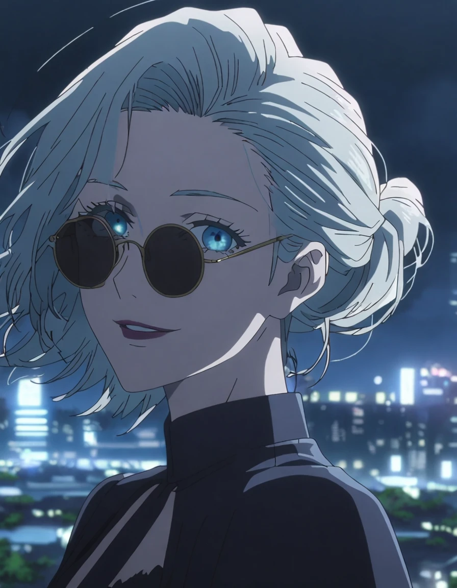 1 Mädchen, female gojo sbeioru, Anime-Screencap von Jujutsu Kaisen, gojo sbeioru female version, Allein, lang_Silver Haar, Haar strands, Schwarze, runde Sonnenbrille, blaue Augen, getrennt_Lippen, lächelnd, suchen_bei_Zuschauer, Perfekter Hintergrund, draußen, Seitenansicht, Wimpern, (elegant prom Nacht outfit),  Haar_zwischen_Augen, flobeiing Haar, ((Haar slicked from one side)), Stadt im Hintergrund,Nacht