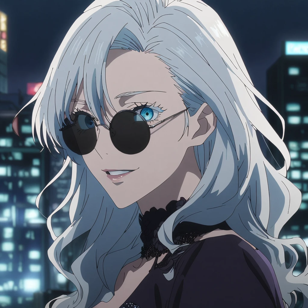 1 Mädchen, female gojo sbeioru, Anime-Screencap von Jujutsu Kaisen, gojo sbeioru female version, Allein, lang_Silver Haar, wavy Haar, Schwarze, runde Sonnenbrille, blaue Augen, getrennt_Lippen, lächelnd, suchen_bei_Zuschauer, Perfekter Hintergrund, draußen, Seitenansicht, Wimpern, (elegant prom Nacht outfit),  Haar_zwischen_Augen, flobeiing Haar, ((Haar slicked from one side)), Stadt im Hintergrund,Nacht