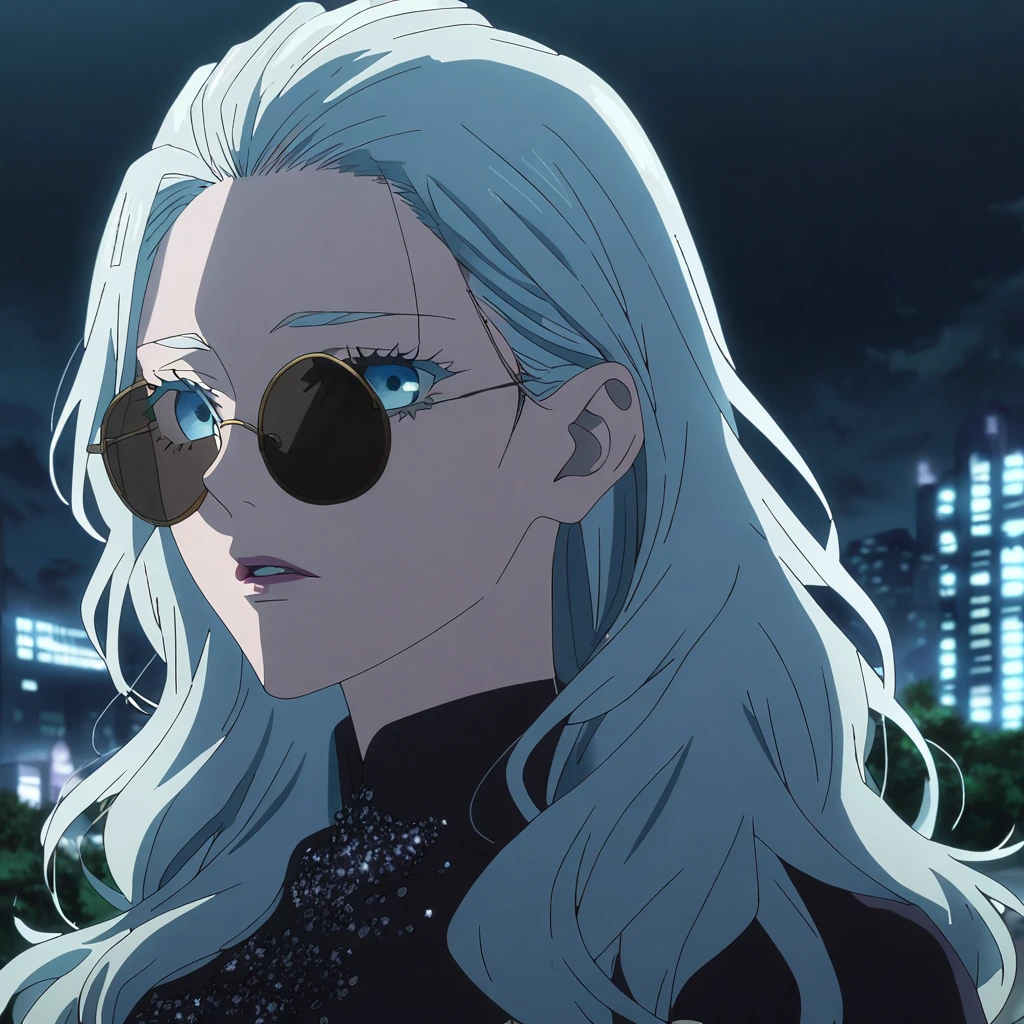 1 Mädchen, junge Frau, female gojo sbeioru, Anime-Screencap von Jujutsu Kaisen, gojo sbeioru female version, Allein, lang_silbernes Haar, welliges Haar, Schwarze, runde Sonnenbrille, blaue Augen, getrennt_Lippen, kein Ausdruck, suchen_bei_Zuschauer, Perfekter Hintergrund, draußen, Seitenansicht, Wimpern, (elegant prom Nacht outfit), flobeiing hair, ((Haare von einer Seite gekämmt)), Stadt im Hintergrund,Nacht