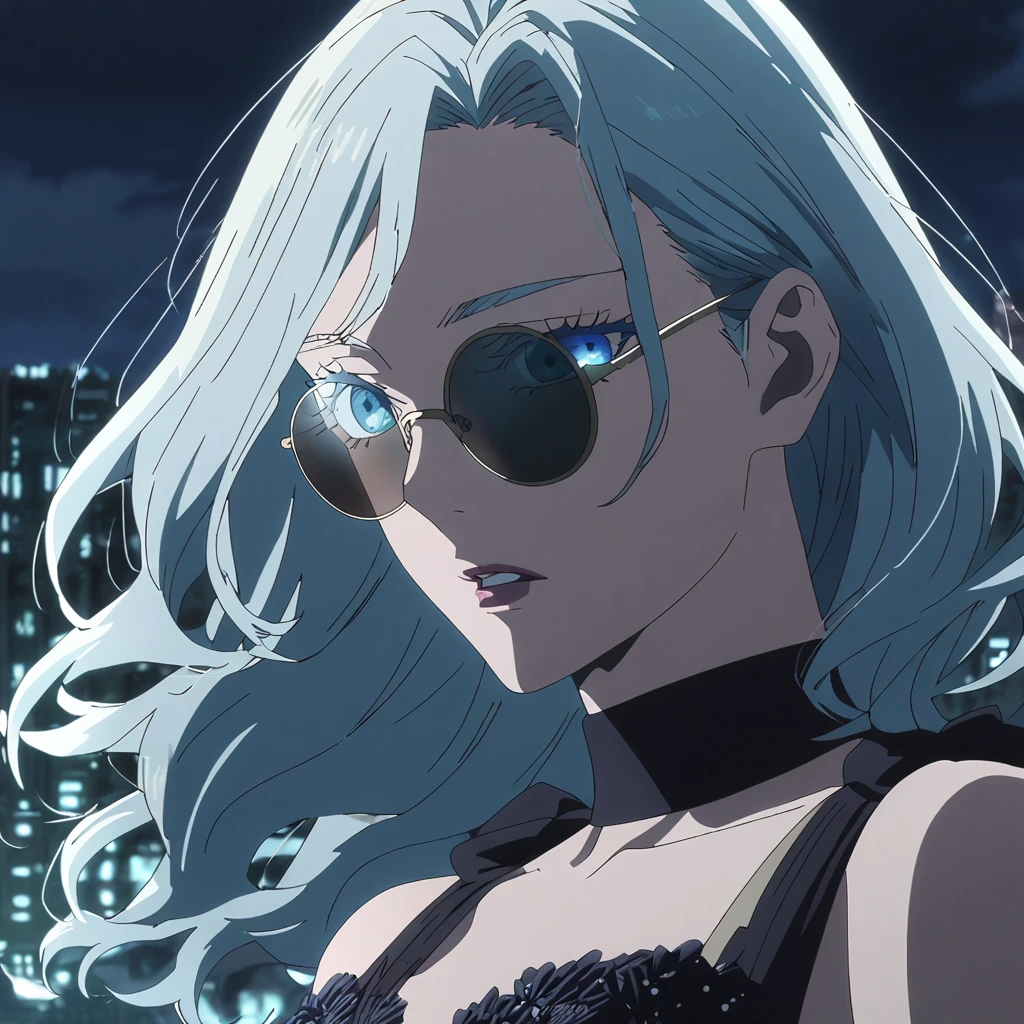 1 garota, mulheres jovens, female gojo snooru, Captura de tela do anime Jujutsu Kaisen, gojo snooru female version, Sozinho, longo_cabelo prateado, Cabelo ondulado, Óculos de sol redondos pretos, olhos azuis, se separaram_lábios, Nenhuma expressão, olhando_no_visualizador, fundo perfeito, ao ar livre, vista lateral, cílios, (elegant prom noite outfit), flonoing hair, ((cabelo penteado de um lado, cabelo raspado do outro lado)), cidade ao fundo,noite