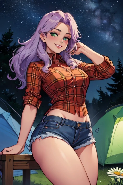 visage parfait. des mains parfaites. Une femme aux cheveux violet clair, aux yeux verts, avec une silhouette en sablier et des cheveux longs, vêtue d&#39;une chemise gothique à carreaux et de Daisy Dukes, regarde les étoiles dans un camping avec un grand sourire.