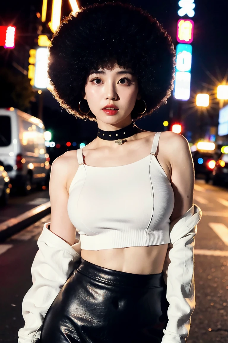 (Esthétique cinématographique:1.4) Photo d&#39;un beau mannequin coréen bokeh city night avec une perruque afro disco ronde, Bien, Super mini-jupe,gros buste, décolleté, veste en cuir noire ouverte, se maquiller, estomac exposé, Look sexy, foulard