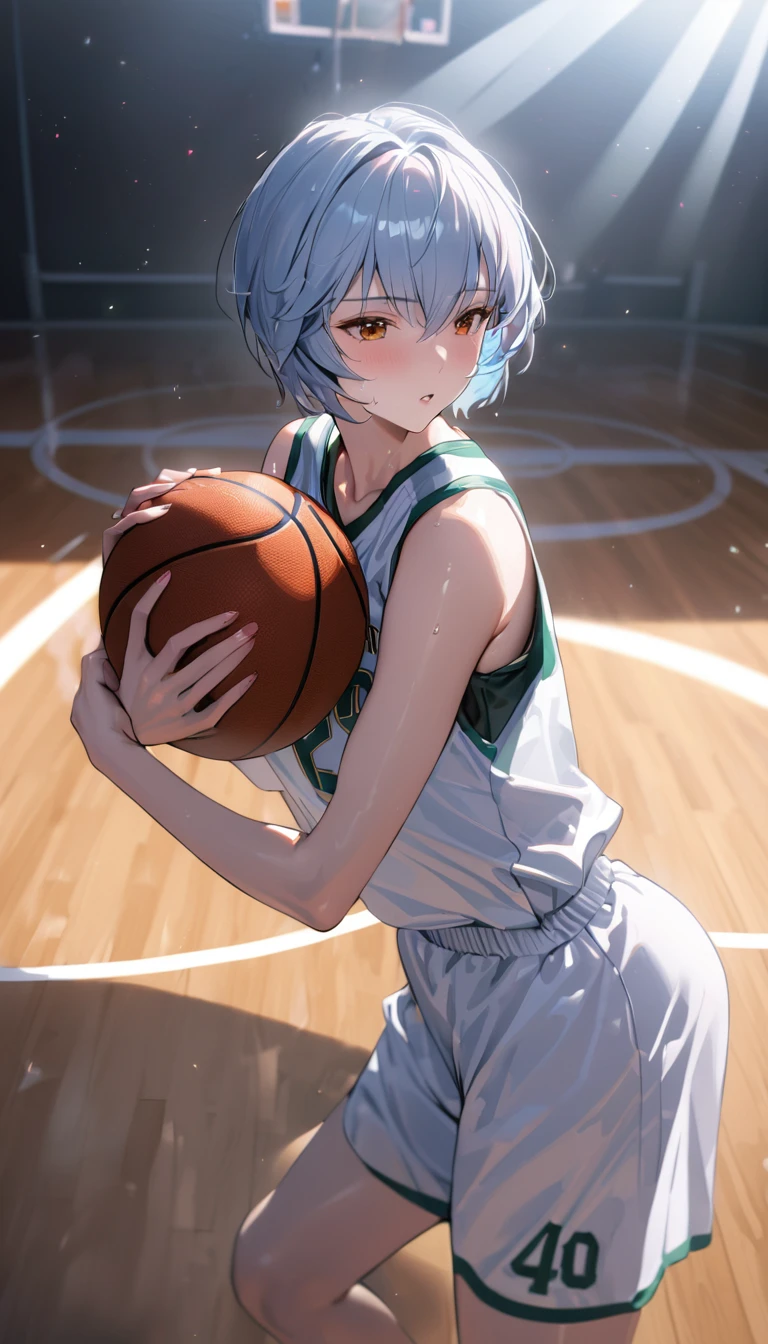 (obra maestra, de la máxima calidad, Absurdo), fotografía de cerca, Una chica, rei ayanami, pelo azul claro, cabello corto, mujer madura, sosteniendo una pelota de baloncesto, vistiendo una camiseta de baloncesto, cancha de baloncesto, Ver visor, Transpiración, 8k exquisitas ilustraciones, pose dinámica, Iluminación de cine, iluminación volumétrica, Colores vibrantes, trazado de rayos, detalles intrincados, 