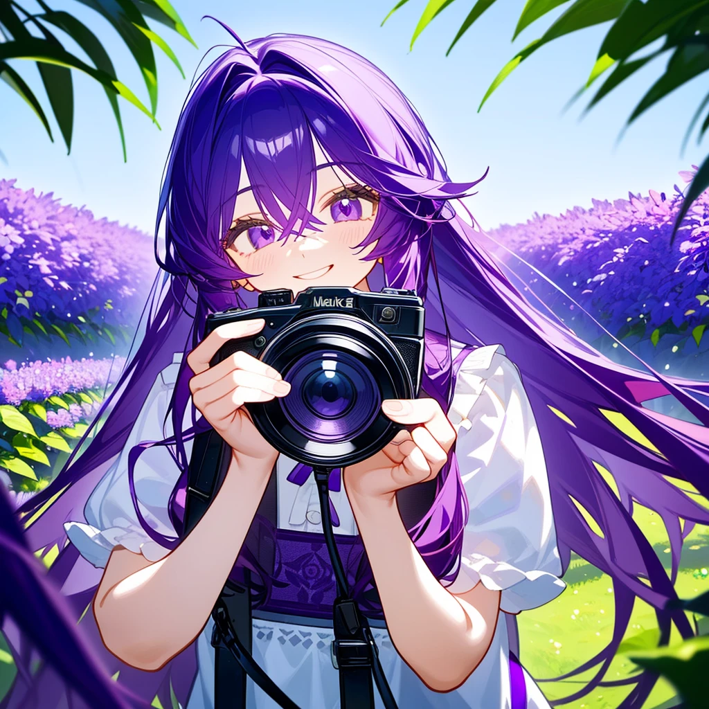 eine Frau allein, mit langen lila Haaren, eine Kamera halten, in a violet garden , pleitegehen!!!! lächeln