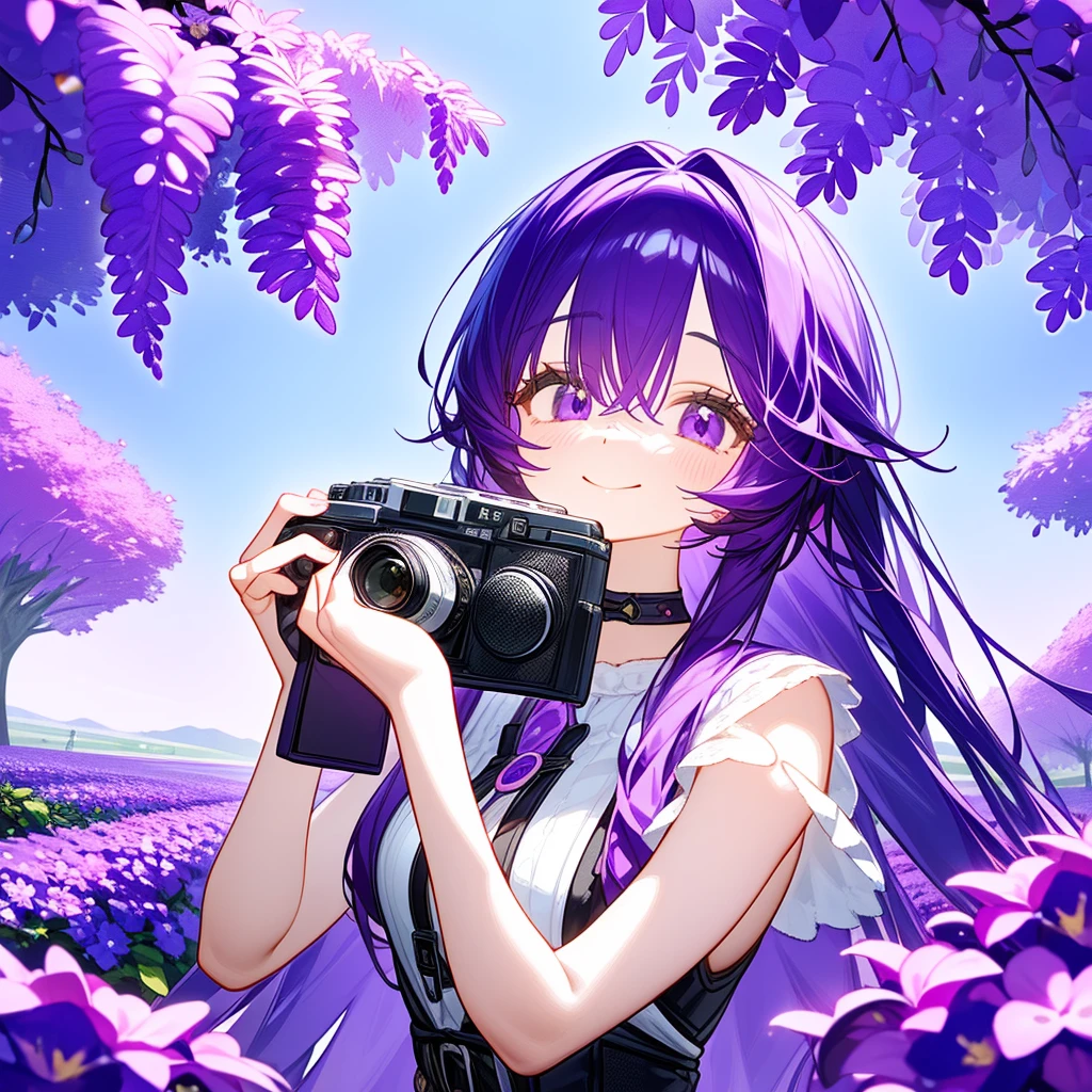 Une femme seule, aux longs cheveux violets, tenir un appareil photo, dans un jardin de violettes , éclater!!!! sourire