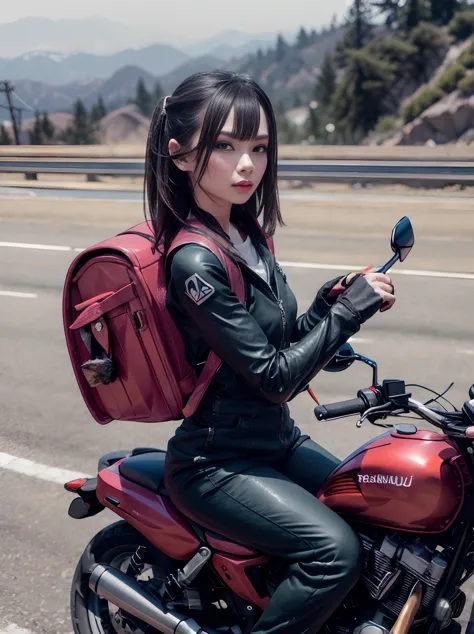 photo brute, portrait, Meilleure qualité, haute résolution une femme porte un sac à dos randoseru et porte une combinaison et conduit une moto sur l&#39;autoroute de la côte ouest américaine
