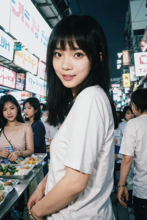 (Thailändisches koreanisches Mädchen, 20 Jahre alt:1.3), stylisches Outfit,übergroßes T-Shirt, (modische Accessoires:1.3), (Realistisch detaillierte Augen, natürliche Hautstruktur, kleines Lächeln),dynamische Komposition, sanfte und dennoch eindrucksvolle Beleuchtung, geringe Schärfentiefe, bokeh , scharfe Details, sehr detailliert, Hyperrealistisch, 50mm lens, Natürlich unscharfer Hintergrund, (Bangkok Nachtmarkt voller Menschen:1.5)