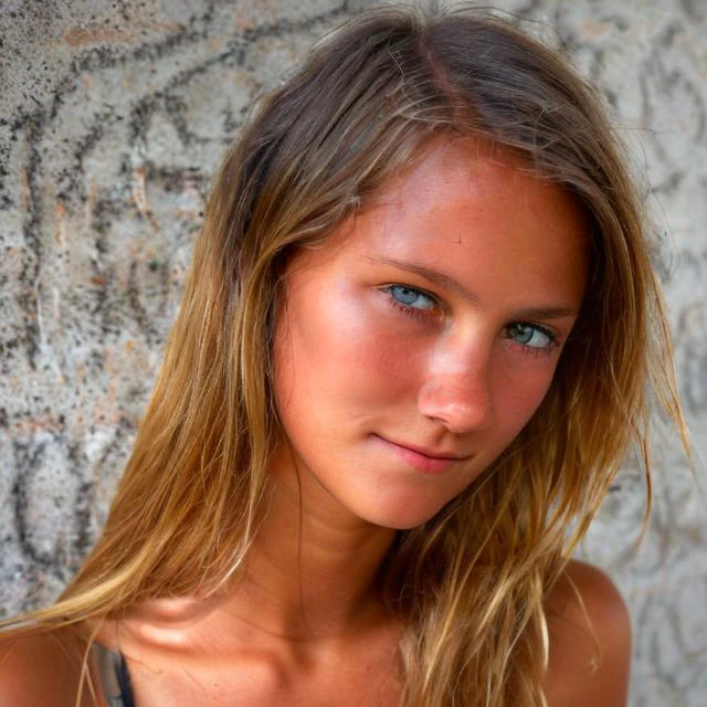 фотопортрет 18-летней стройной женщины подробное лицо взгляд в камеру, ухмыляться, (улыбка:0.5), СЫРОЙ, сложный, высокое качество, 8К, (Естественная текстура кожи, гиперреализм, Мягкий свет, острый:1.2)
