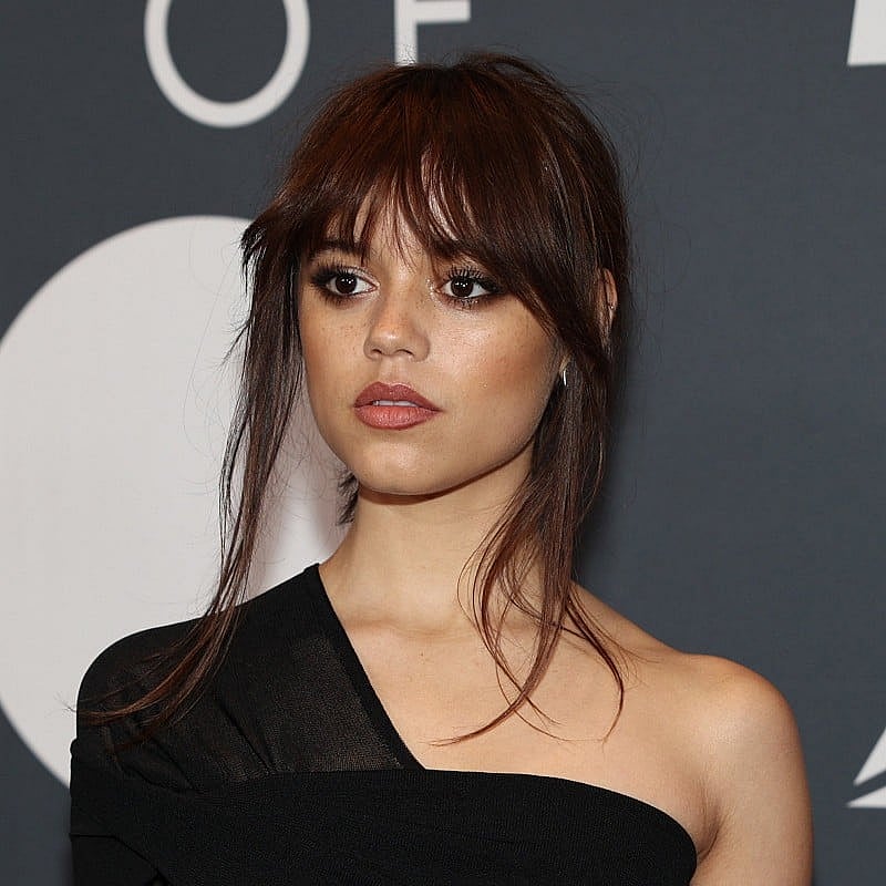 Féminin,célébrité,réel,Jenna Ortega a 19 ans. Elle est lycéenne et ta camarade de classe. Elle est douce, serviable et parfois dure